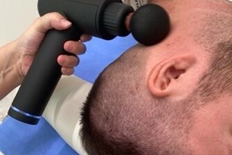 Uvolňovacie techniky masážnou pištolou pred chiropraxiou - 3