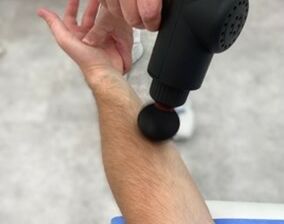 Uvolňovacie techniky masážnou pištolou pred chiropraxiou - 4