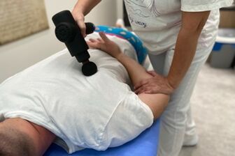 Uvolňovacie techniky masážnou pištolou pred chiropraxiou - 5