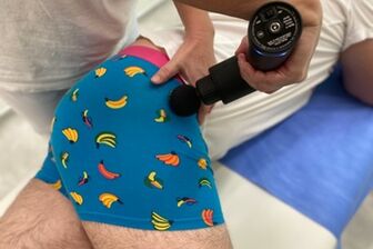 Uvolňovacie techniky masážnou pištolou pred chiropraxiou - 6